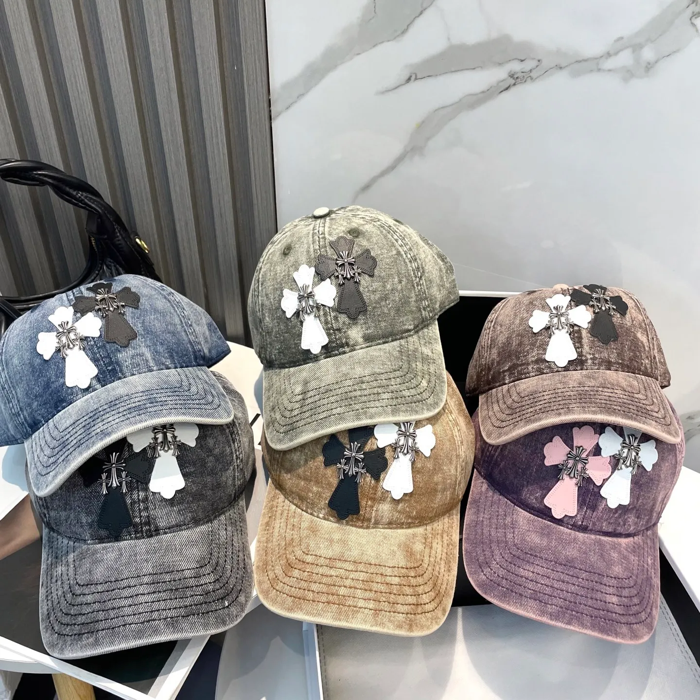 P86 Crow Heart 🆕🆕25 new baseball cap, personalized fashion classic cross logo, casual with a cool feeling, unisex style, same style for men and women! Very easy to match! Head circumference: 56-58cm is available